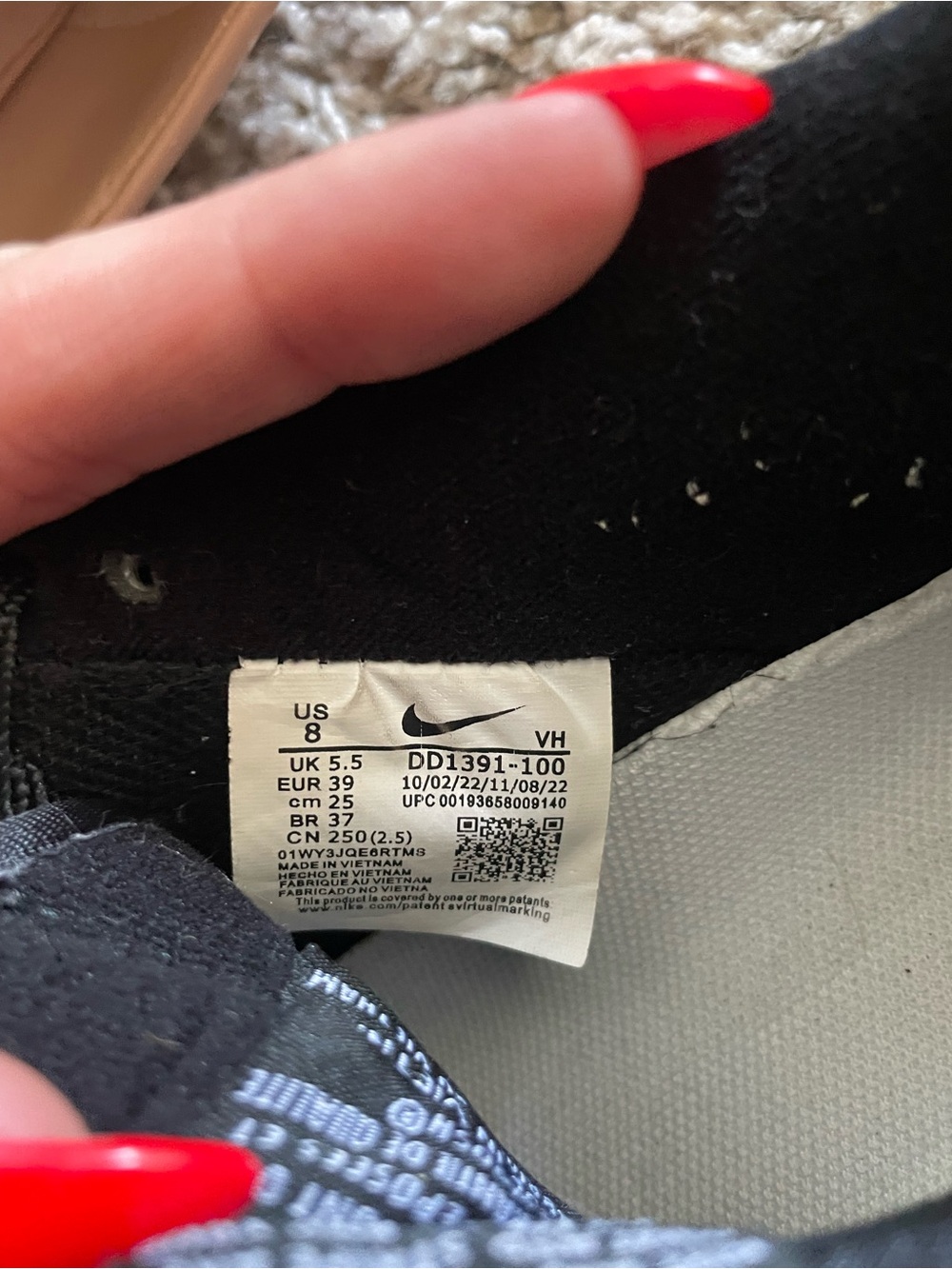 Nike Black & White Low-Top Sneakers - Picture 4 of 6